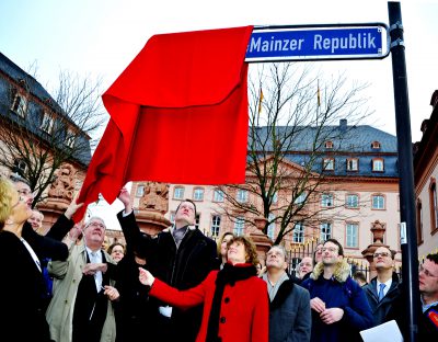 Feierliche Umbenennung des Deutschhausplatzes in Platz der Mainzer Republik, in Anwesenheit von Bundestagspräsident Professor Dr. Norbert Lammert, Ministerpräsidentin Malu Dreyer, Landtagspräsident Joachim Mertes und Oberbürgermeister Michael Ebling. Foto: Klaus Benz