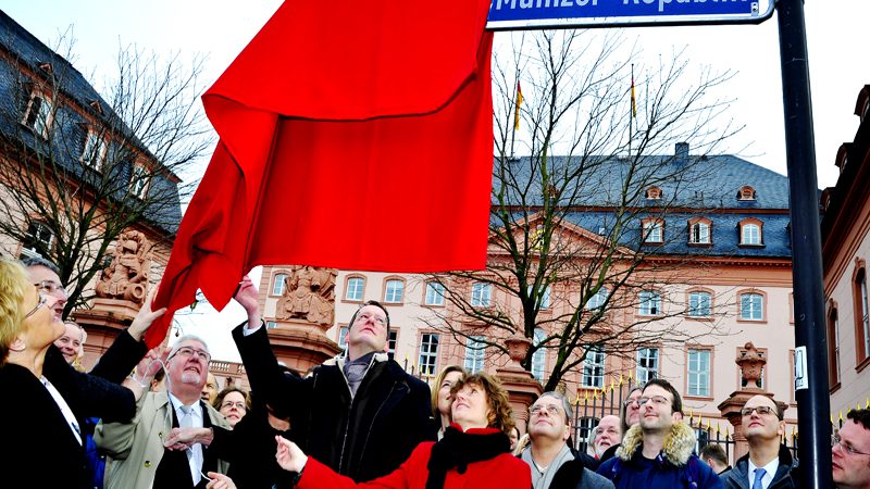 Feierliche Umbenennung des Deutschhausplatzes in Platz der Mainzer Republik, in Anwesenheit von Bundestagspräsident Professor Dr. Norbert Lammert, Ministerpräsidentin Malu Dreyer, Landtagspräsident Joachim Mertes und Oberbürgermeister Michael Ebling. Foto: Klaus Benz